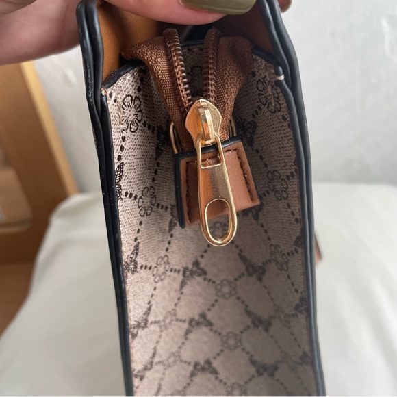 Tan Purse - Cross Over Purse - Golden Accents - Picture 3 of 11